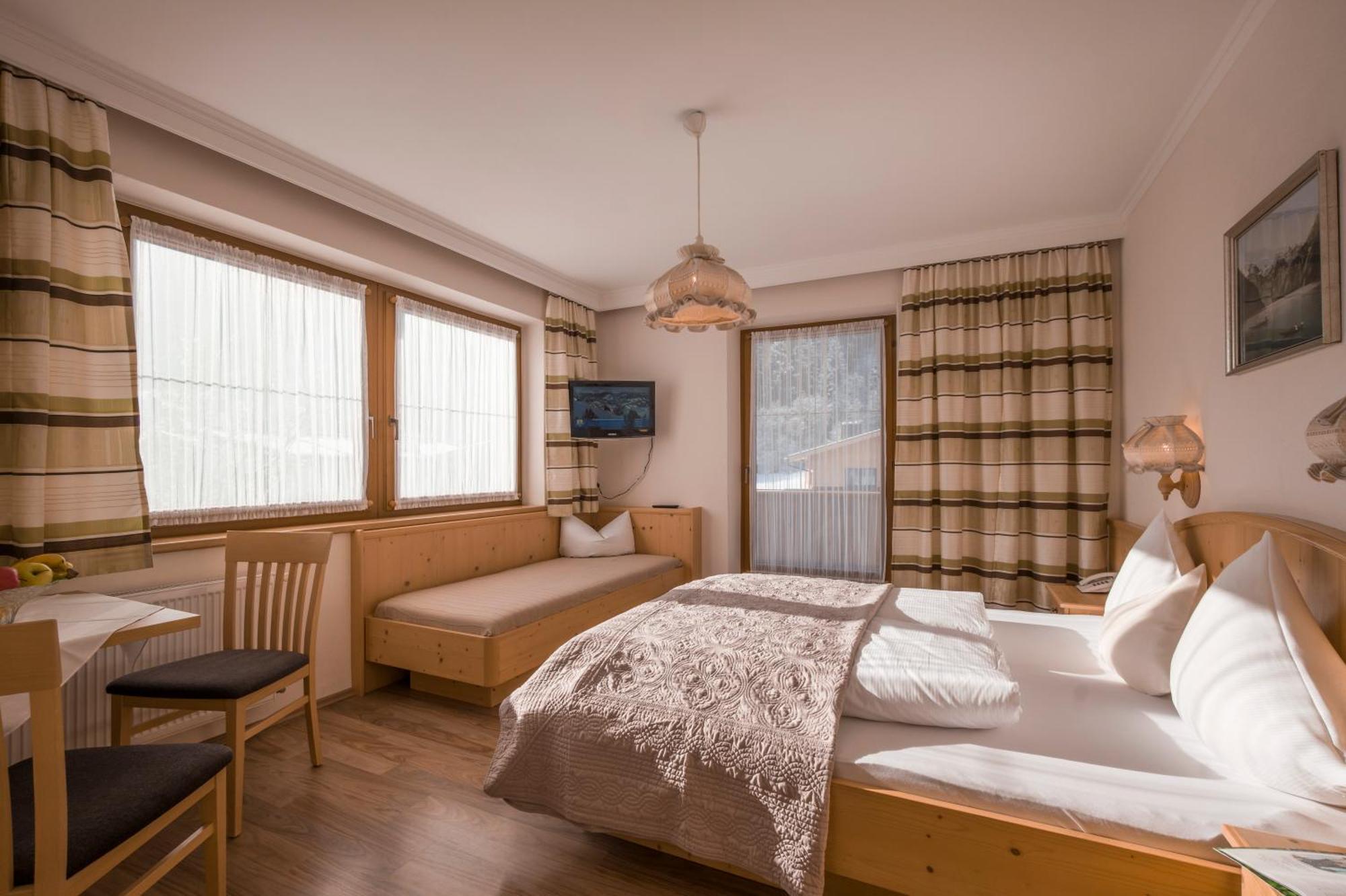 Gaestehaus Schneeberger Mayrhofen Buitenkant foto